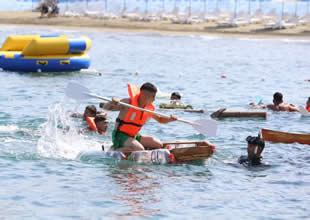 Hatay’da öğrenciler atık malzemelerden yaptıkları teknelerle yarıştı!