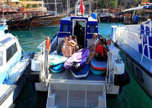 Akdeniz'de 19 genç rüzgarla 2 mil açığa sürüklendi