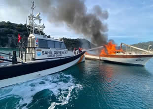 Antalya'da deniz ortasında korkutan yangın