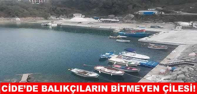 Cide’de balıkçı barınağında 2 tekne kuma saplandı