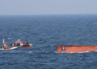 Balıkçı teknesiyle kargo gemisi çatıştı