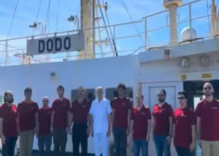 Okyanusun ortasında Atatürk'e saygı duruşu