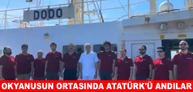 Okyanusun ortasında Atatürk'e saygı duruşu