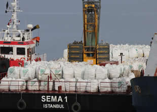 Kocaeli'de karaya oturan gemideki yük tahliye ediliyor