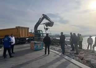 İzmir Karşıyaka'daki kaçak iskeleler yıkılıyor