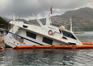 Kıyıdaki bot su aldı... Sızıntıya karşı acil müdahale!