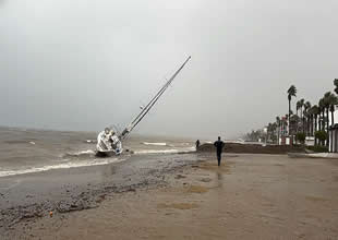 Marmaris’te fırtına felakete döndü! 3 tekne karaya vurdu