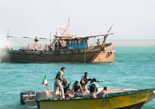 İran kaçak akaryakıt taşıyan 3 tekneye el koydu