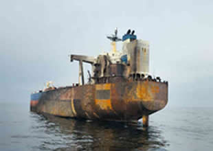 Vurulan KAIROS tankerinde fuel-oil sızıntısı başladı