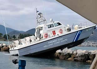 Yunan Sahil Güvenlik botu mendireğe tırmandı