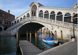 Çaldığı tekneyle tarihi köprüye çarptı