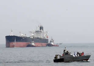İran Hürmüz Boğazı’nda bir tankere el koydu