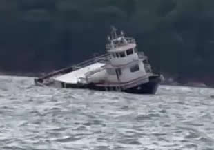 Ayvalık’ta kuvvetli lodos feribotu karaya oturttu