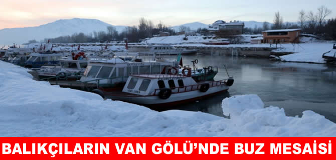 Van’da balıkçılar buzları kırarak göle açılıyor