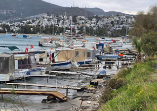 Gümbet Koyu'nda bağlanan tekneler kaldırılıyor