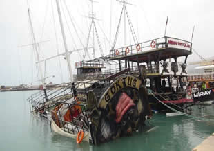 Mersin’de fırtına alarmı: Gezi teknesi battı