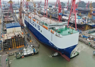 Dünyanın en büyük otomobil taşıyan gemisi denize indirildi