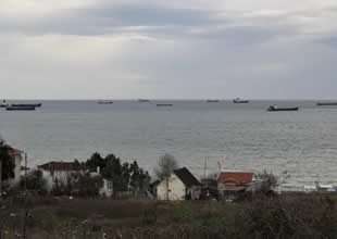 Karadeniz’de fırtına alarmı! Gemiler Sinop'a demir attı