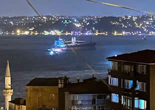 Sarıyerde karaya oturan gemi şimdi de fırtınada savruldu