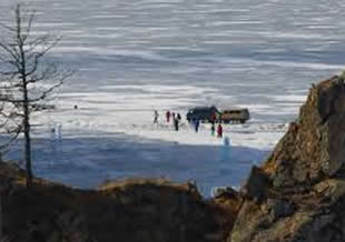 Buz kırıldı tur aracı göle düştü: 8 ölü