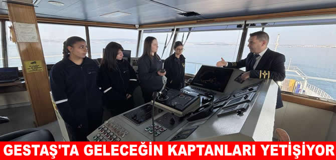 Maviliklere dümen kıran genç kadınlar