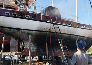 Antalya’da tersanede gulet tipi tekne yandı