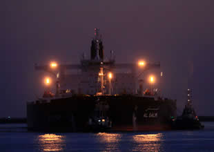 Dubai açıklarında petrol tankeri vuruldu