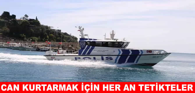 Deniz polisleri can kurtarmak için suyun altını üstüne getiriyor