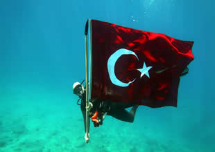 Fethiye'deTürk bayrağı bu kez su altında dalgalandı