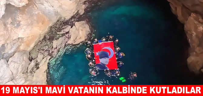 Fethiye'deTürk bayrağı bu kez su altında dalgalandı