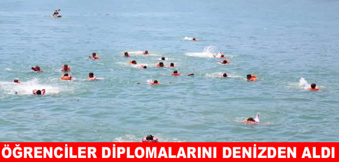 Denizci öğrenciler diplomalarını denizden yüzerek aldılar