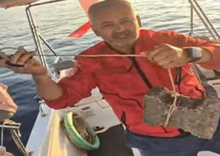 Kaplumbağanın ayağına kaldırım taşı bağlayıp denize atmışlar
