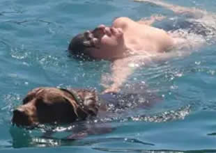 Antalya deniz polisinin maskotu Miço boğulmaları önlüyor
