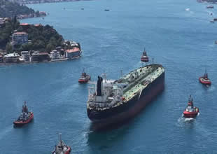 Saldırıya uğrayan tanker İstanbul Boğazı’ndan geçti