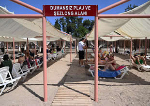 Kemer'de 'Dumansız Plaj' uygulaması başladı