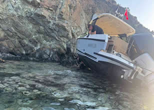 Marmaris’te sürüklenen tekne kayalıklara çarptı