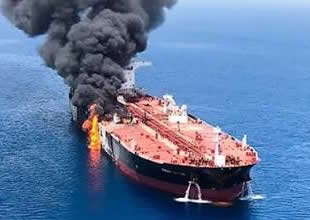 Hürmüz Boğazı'ndan geçmeye çalışan 2 tanker vuruldu