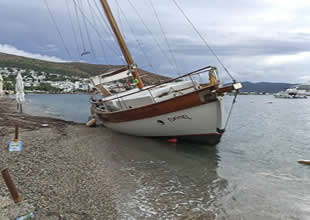 Bodrum'da fırtına tekneyi karaya sürükledi