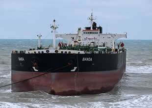 Sarıyer’de karaya oturan tanker kurtarıldı