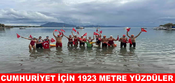Datça'da Cumhuriyet için 1923 metre yüzdüler