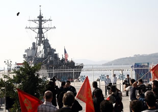 Amerikan savaş gemisi protesto edildi