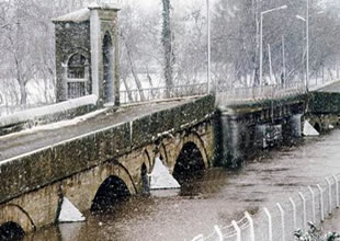 Tunca taşınca köprüler ulaşıma kapandı