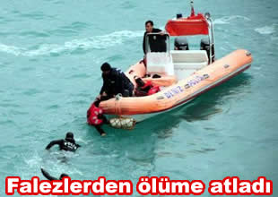 Genç kız kayalara çarparak denize düştü