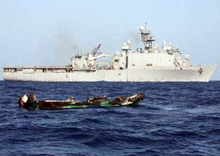 Korsanlar ABD savaş gemisine saldırdı