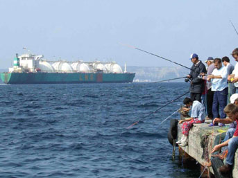 Doğalgaz tankeri boğazı kapattı