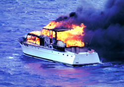 Bodrum'da yanan tekne battı