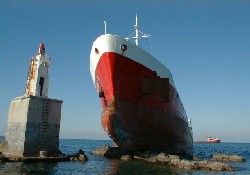 Bozcaada'da gemi karaya oturdu