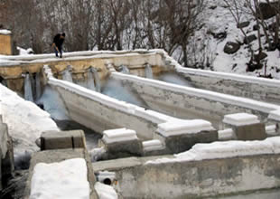 Hakkari'de alabalık havuzları buz tuttu