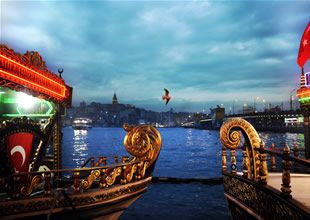 Eminönü, turistlerin büyük ilgisini çekiyor