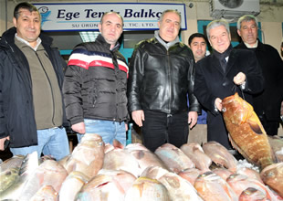 İZTO Heyeti, İzmir balık halini ziyaret etti